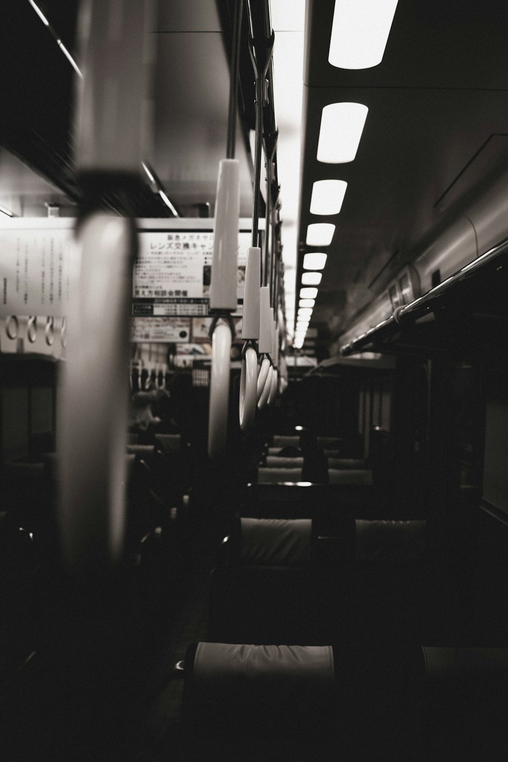 fotografia em tons de cinza da vista interna do ônibus