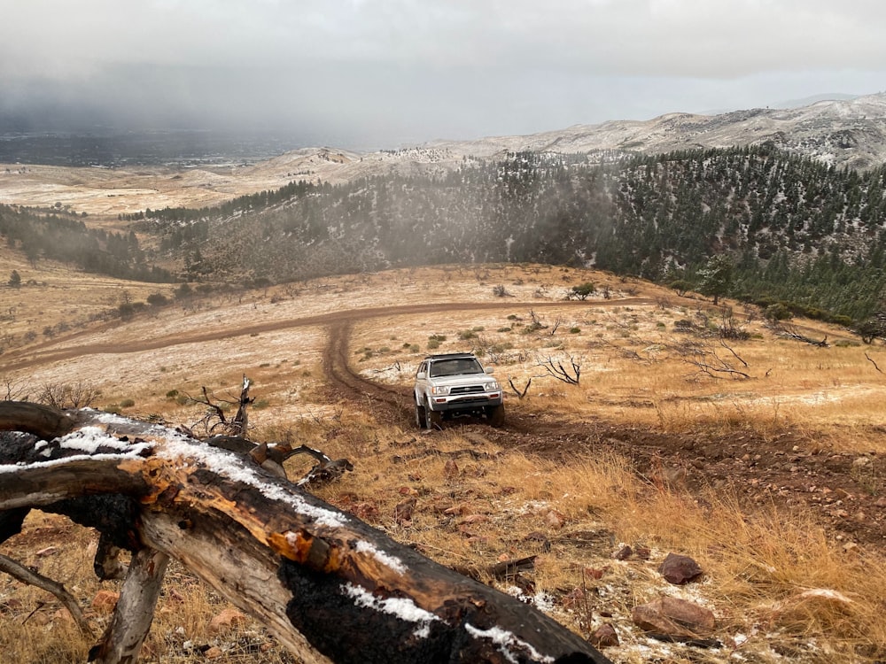 SUV bianco su strada fangosa