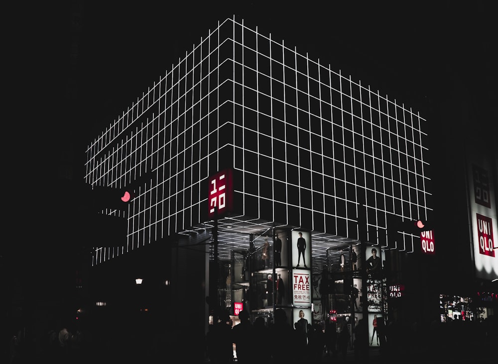 edificio con cartelloni pubblicitari di notte
