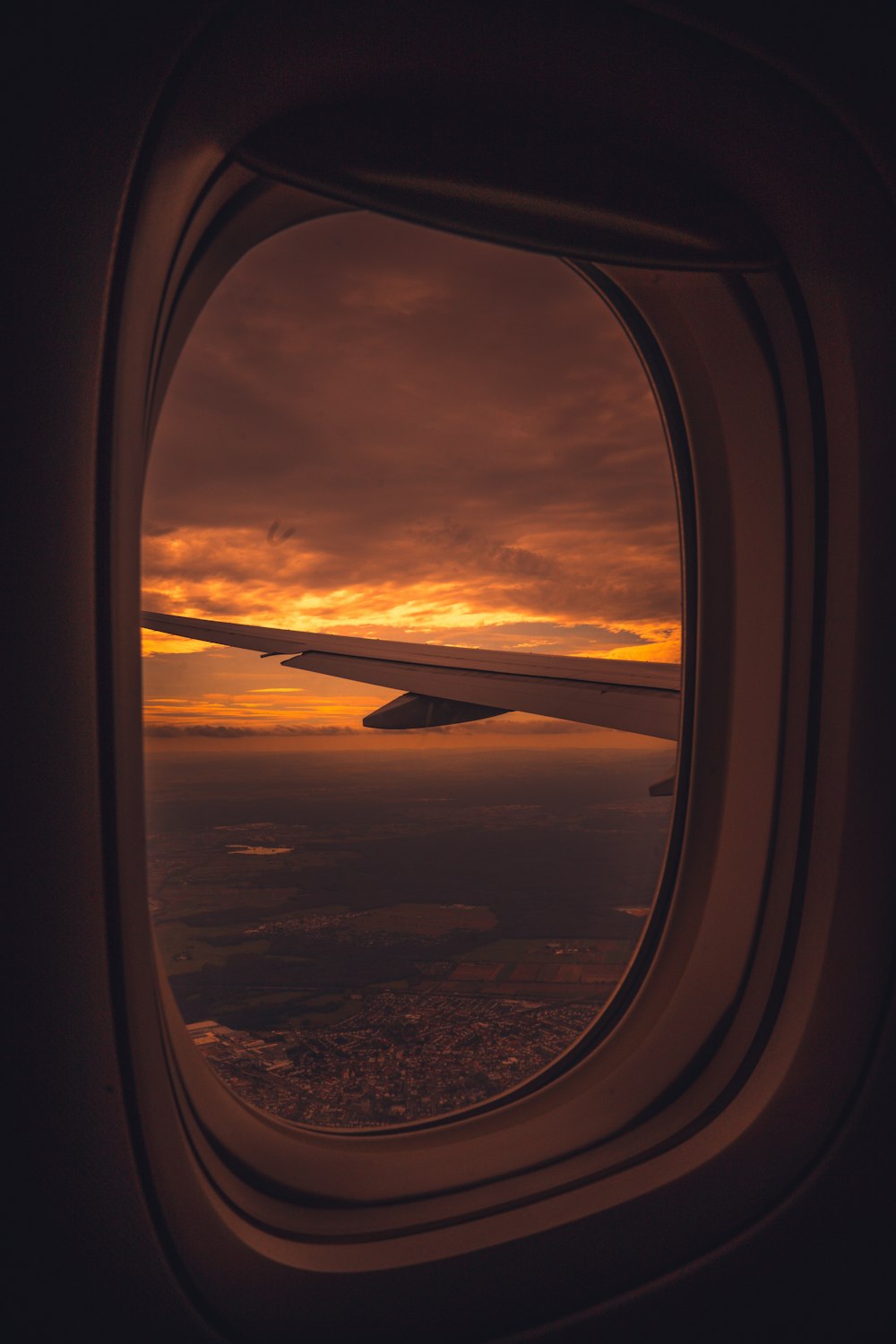 Ala de avión de pasajeros bajo la hora dorada