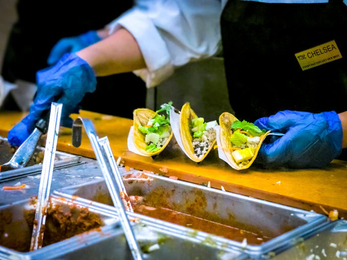 Facilitadora preparando materiales para una sesión de comedor