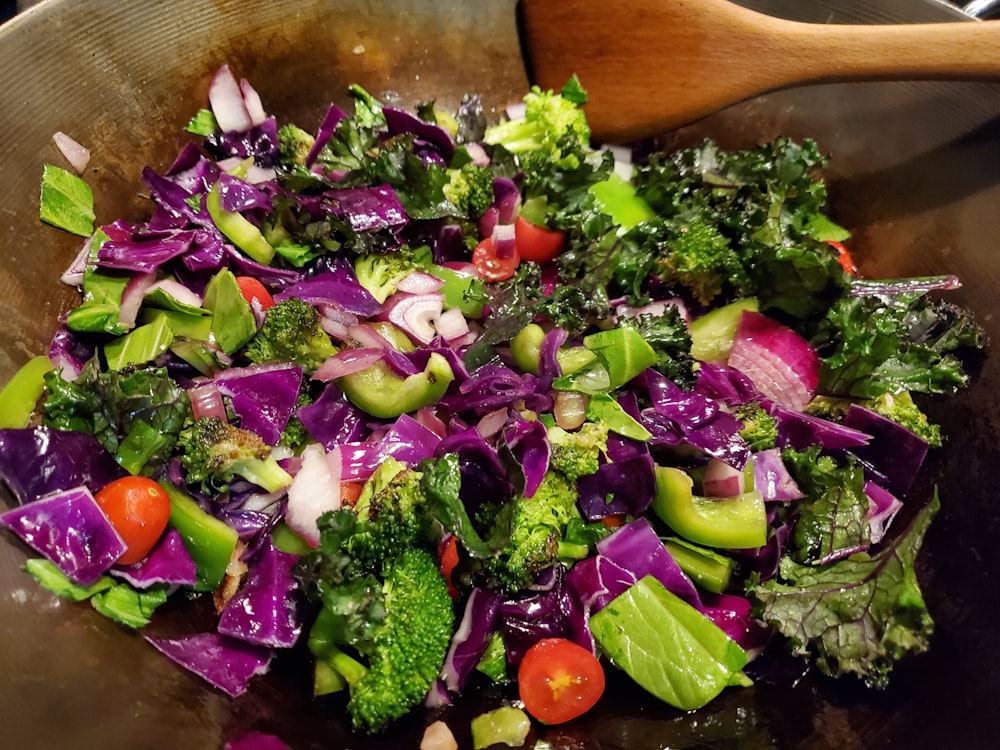 ensalada de repollo, brócoli, cebolla morada y tomate