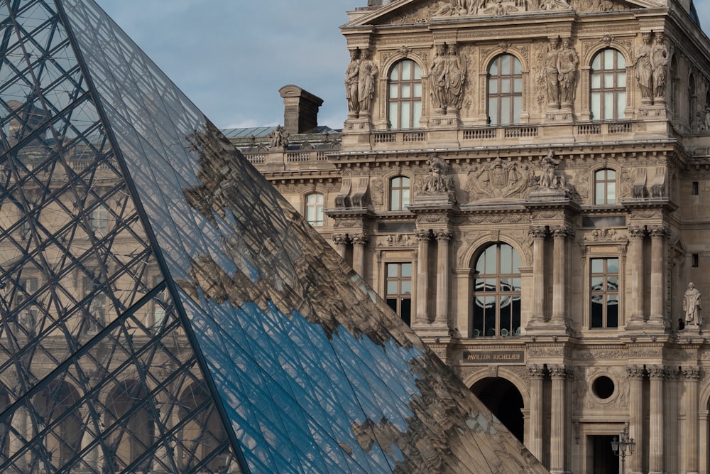 Bâtiment en béton blanc et bleu