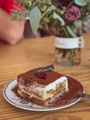 Tiramisu clasico italiano con cacao en polvo