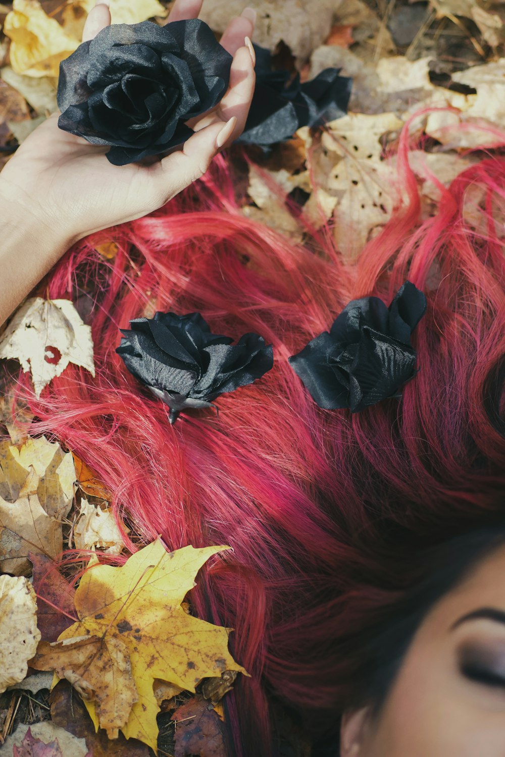 perruque de cheveux noirs et rouges