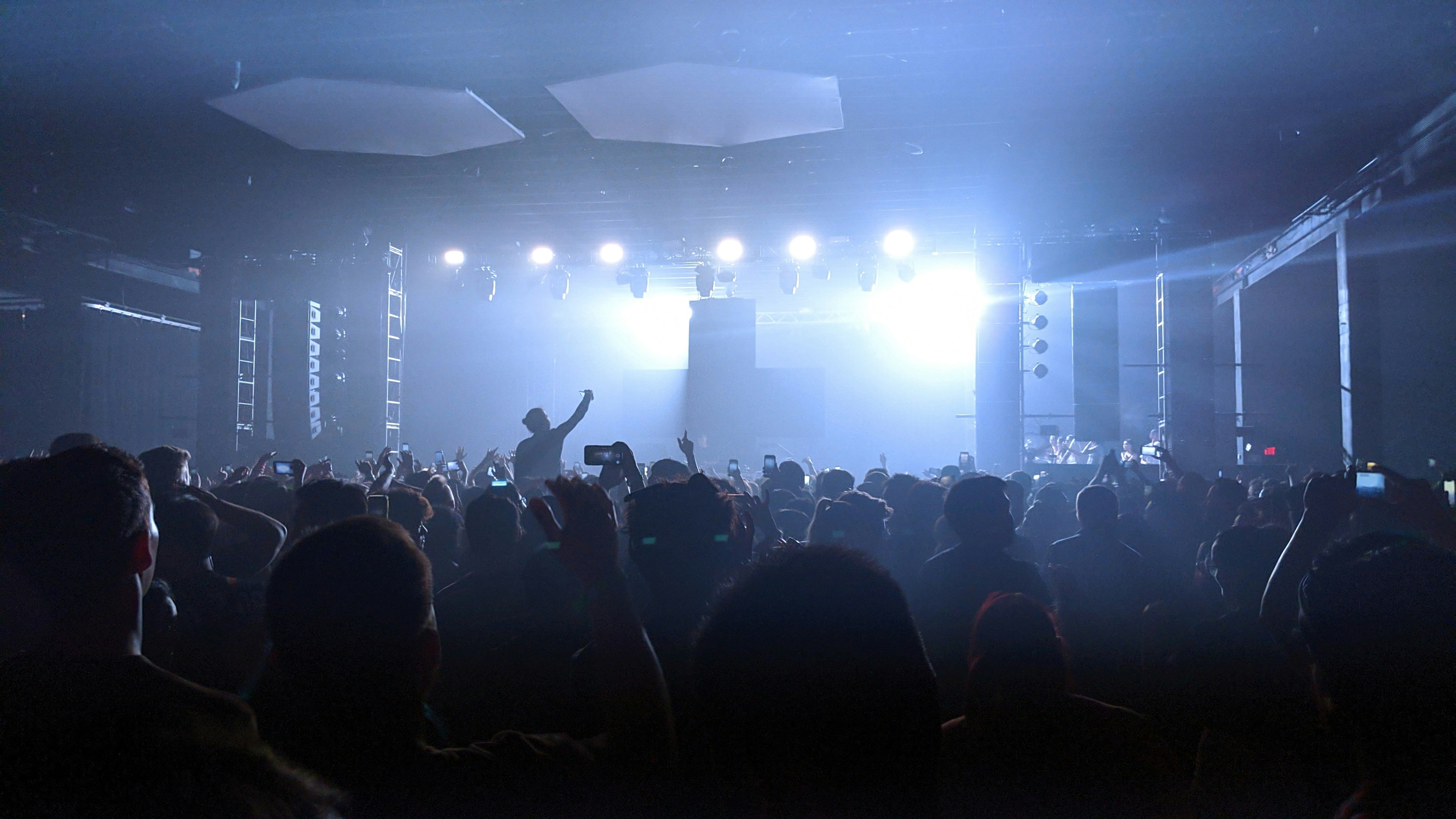 photo-1571882166867-de3d46dfb105?crop=entropy&cs=tinysrgb&fit=max&fm=jpg&ixid=M3wzMjkxMTJ8MHwxfHNlYXJjaHwzfHx0YXlsb3Jfc3dpZnRfY29uY2VydF9jcm93ZHxlbnwwfHx8fDE3NjgxNTQ2NDF8MA&ixlib=rb-4.1.0&q=80&w=1080