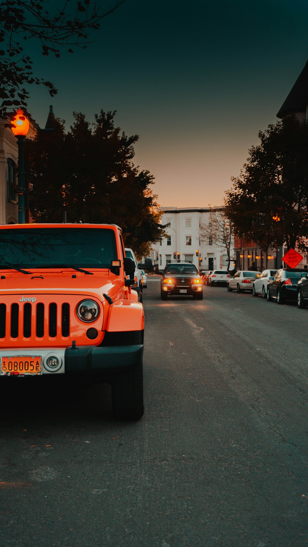 Jeep Wrangler vermelho na calçada