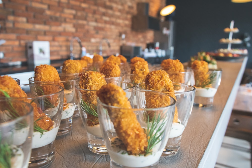 Carnes fritas en vaso de vidrio