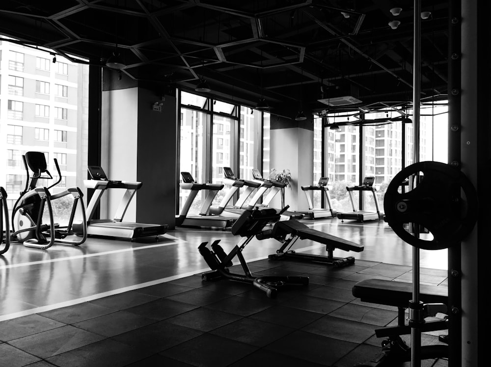 Equipo de gimnasio dentro de la habitación