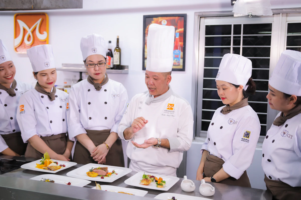 Equipo profesional de cocina en operación de servicio gastronómico