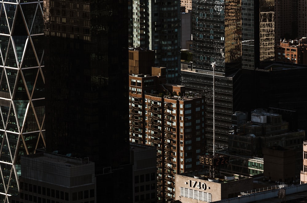 Vue d’un immeuble de grande hauteur pendant la journée