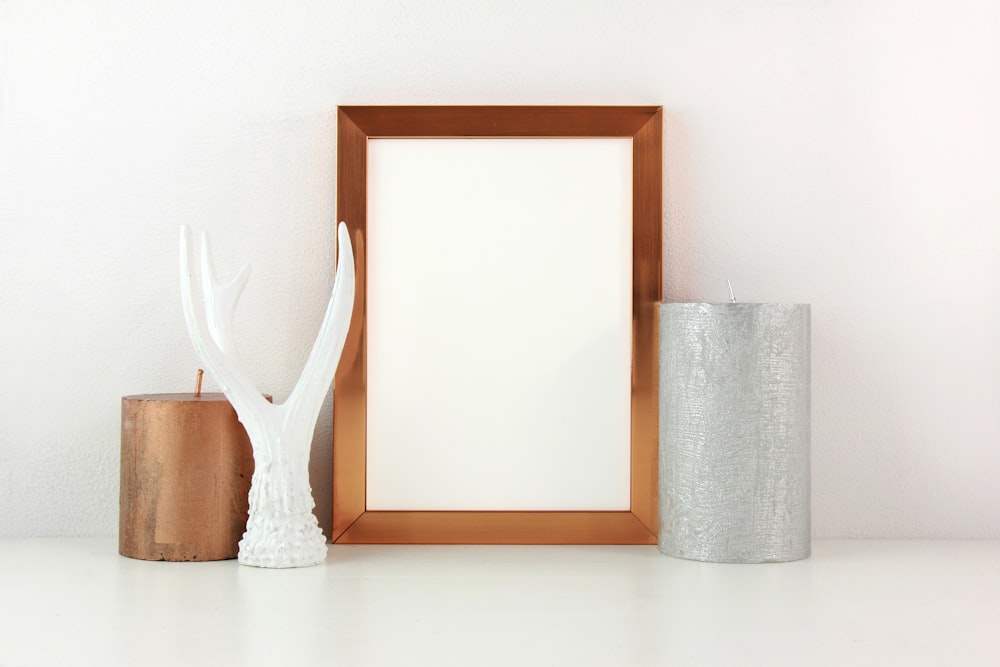 miroir encadré en bois marron