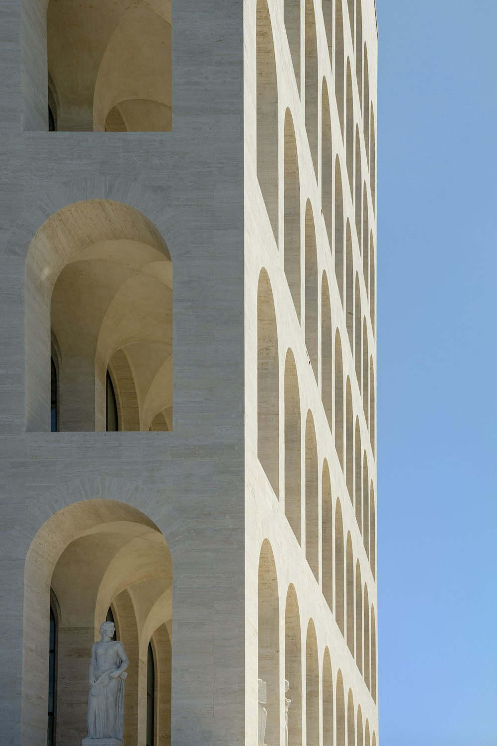 Edificio de hormigón blanco