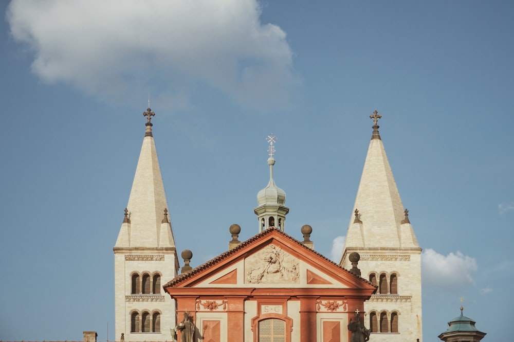 Iglesia de hormigón blanco y marrón