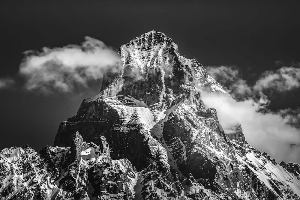 Pintura de montaña negra y gris