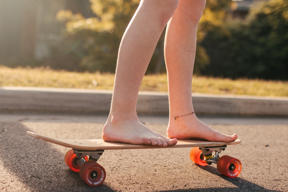 pessoa em pé no skate durante o dia