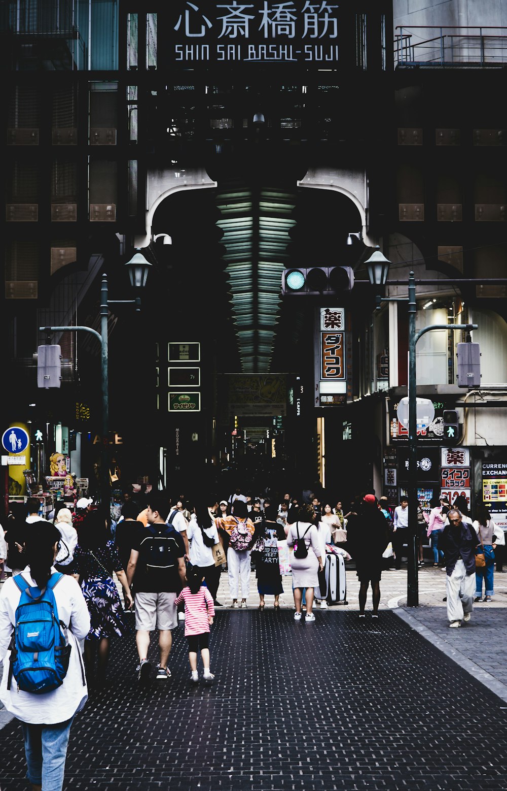 黒と白の建物の写真