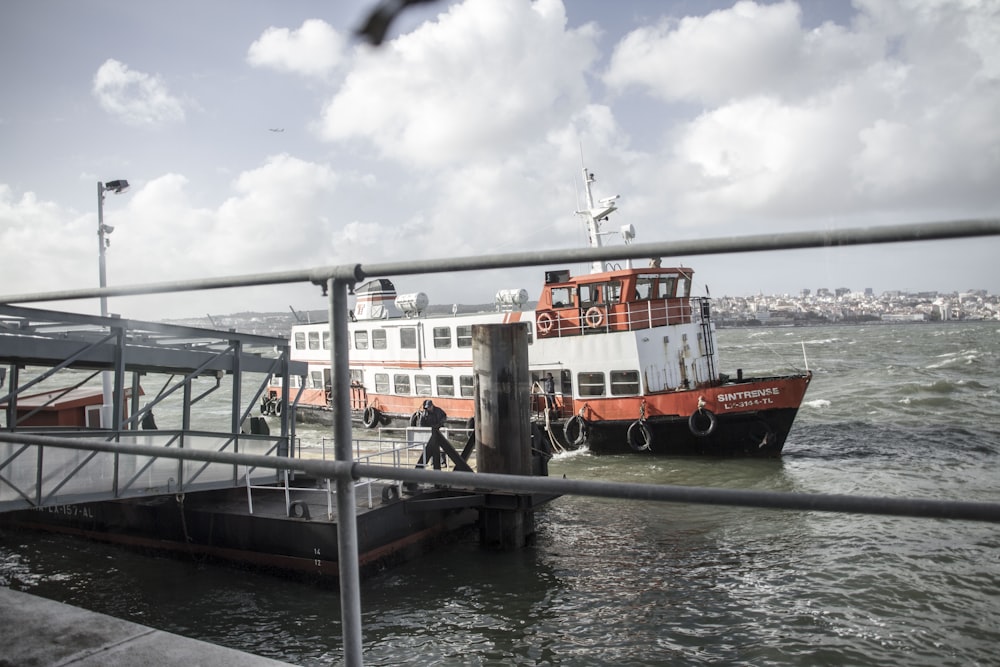 bateau à la jetée