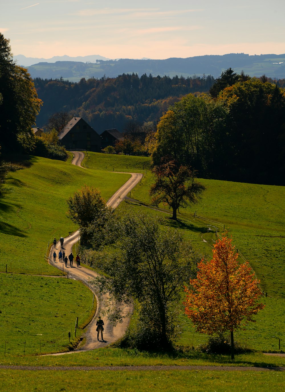 persone che camminano sul marciapiede