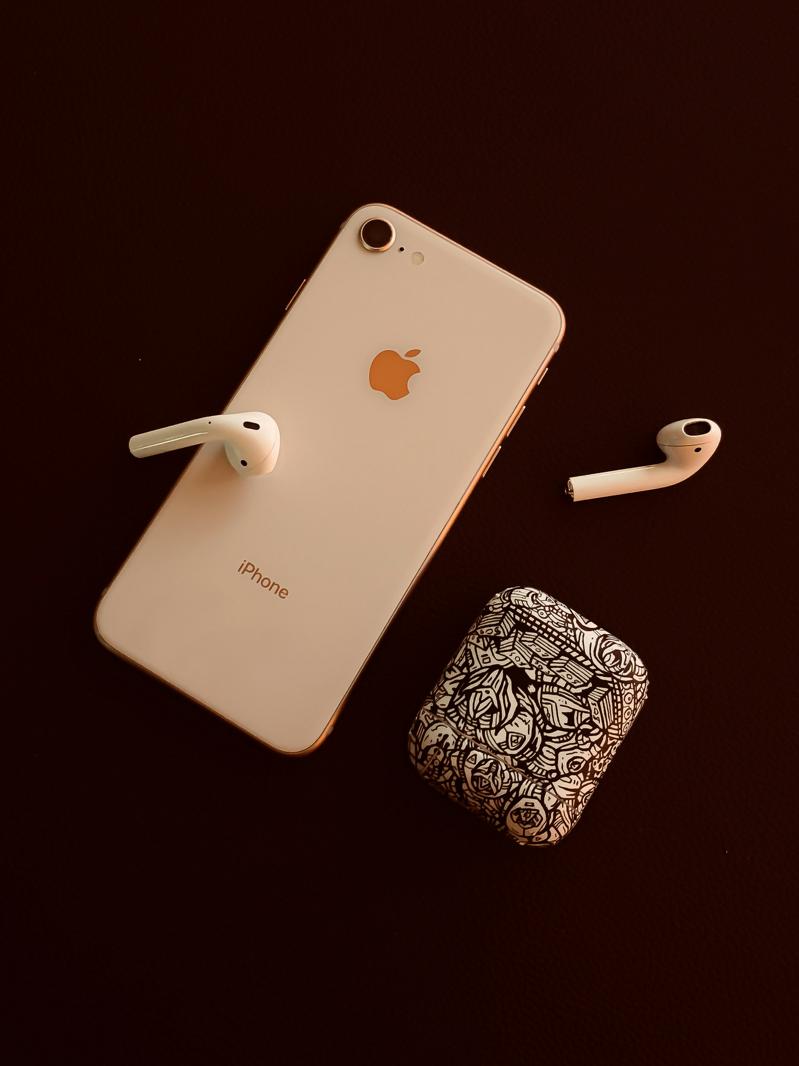 weißes iPhone 7 mit Hülle