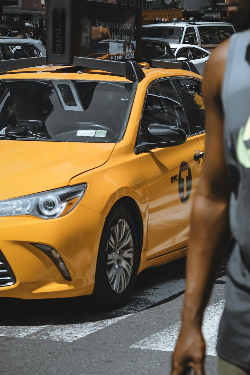 Volkswagen hatchback amarelo de 5 portas
