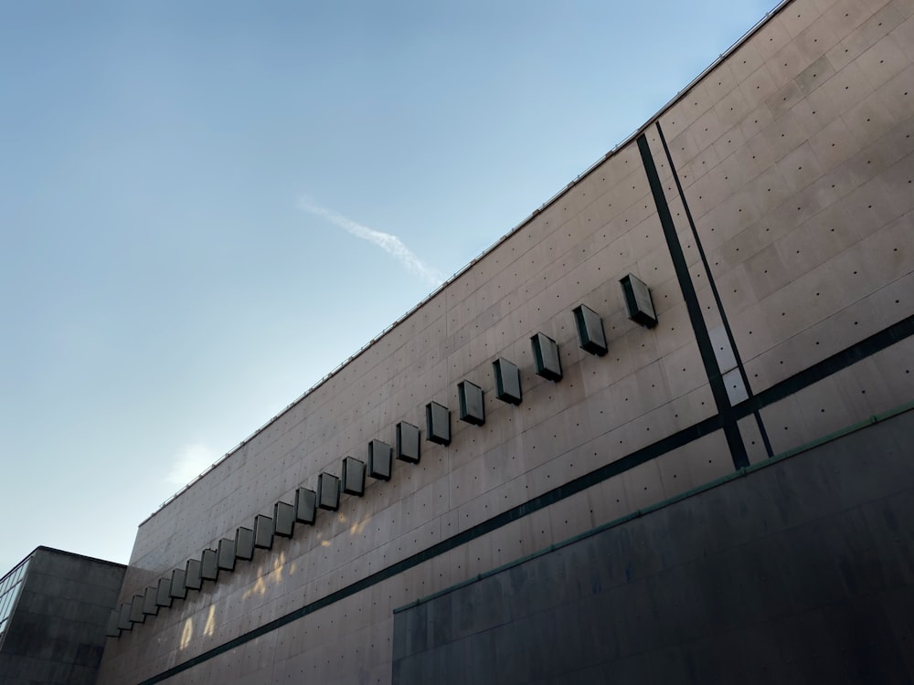 edificio in cemento bianco e nero