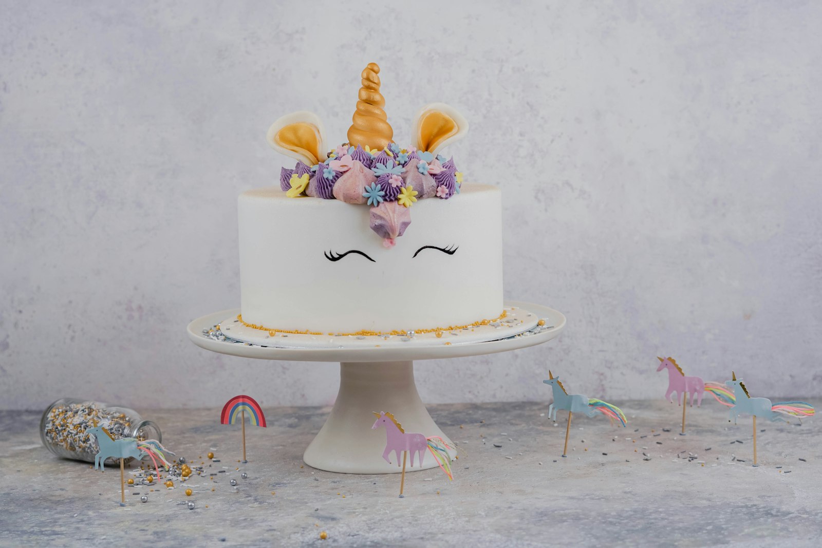 Sony a6300 + Sony FE 50mm F1.8 sample photo. Unicorn cake on stand photography