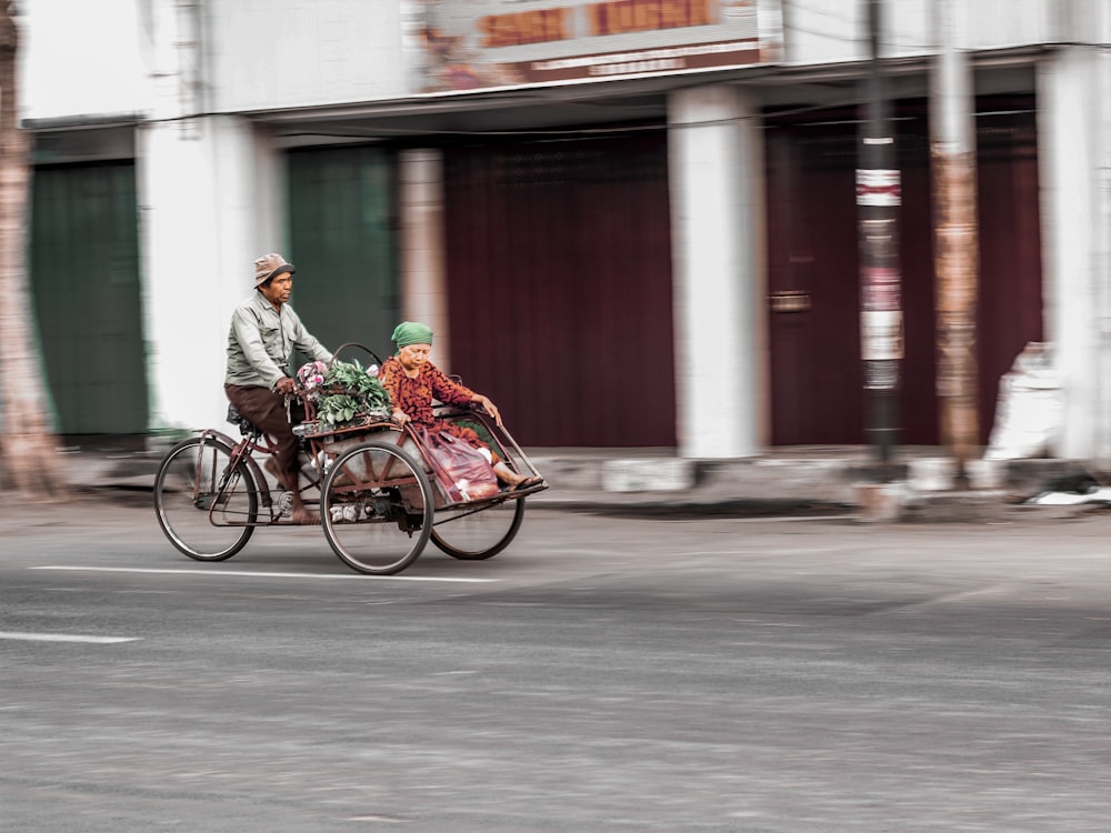 hombre montando triciclo con mujer