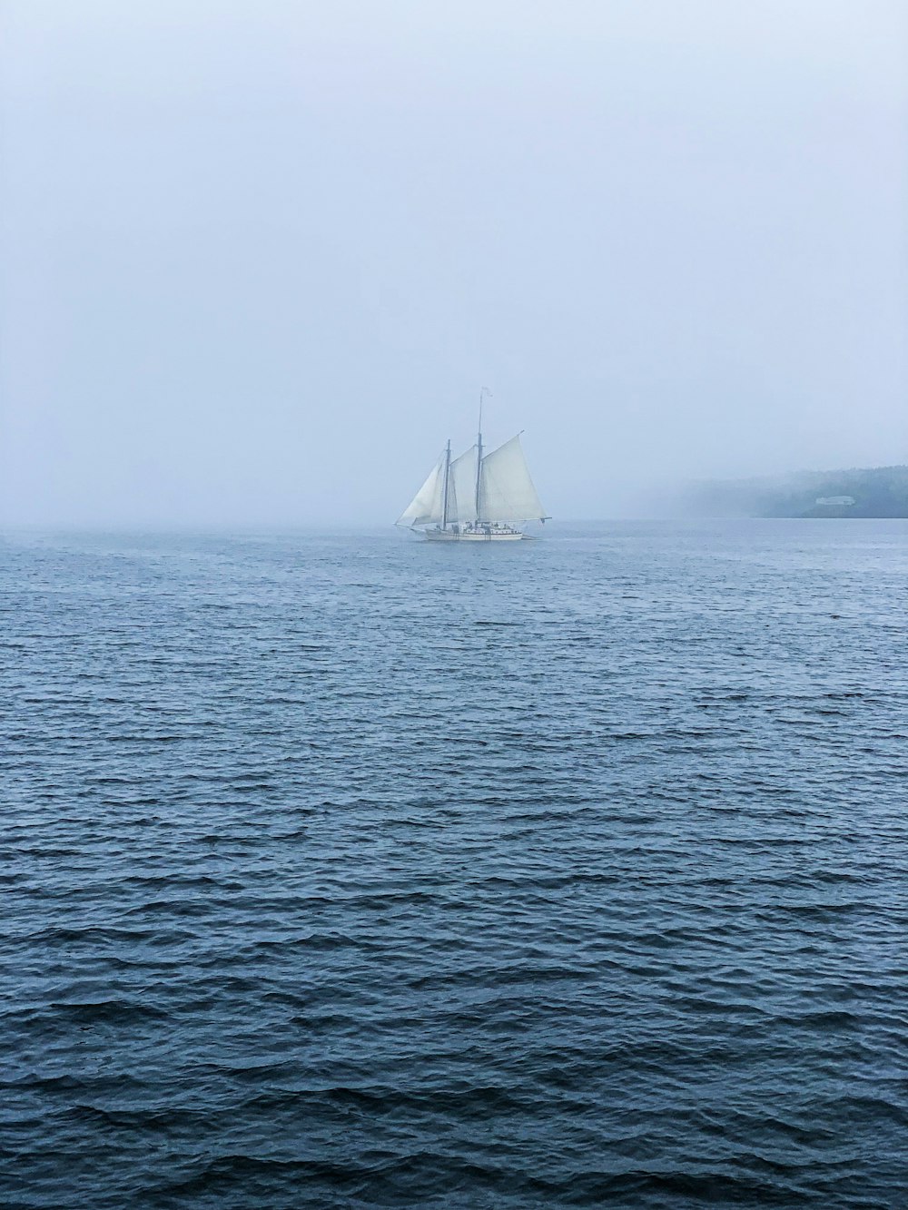 navio galeão marrom e branco