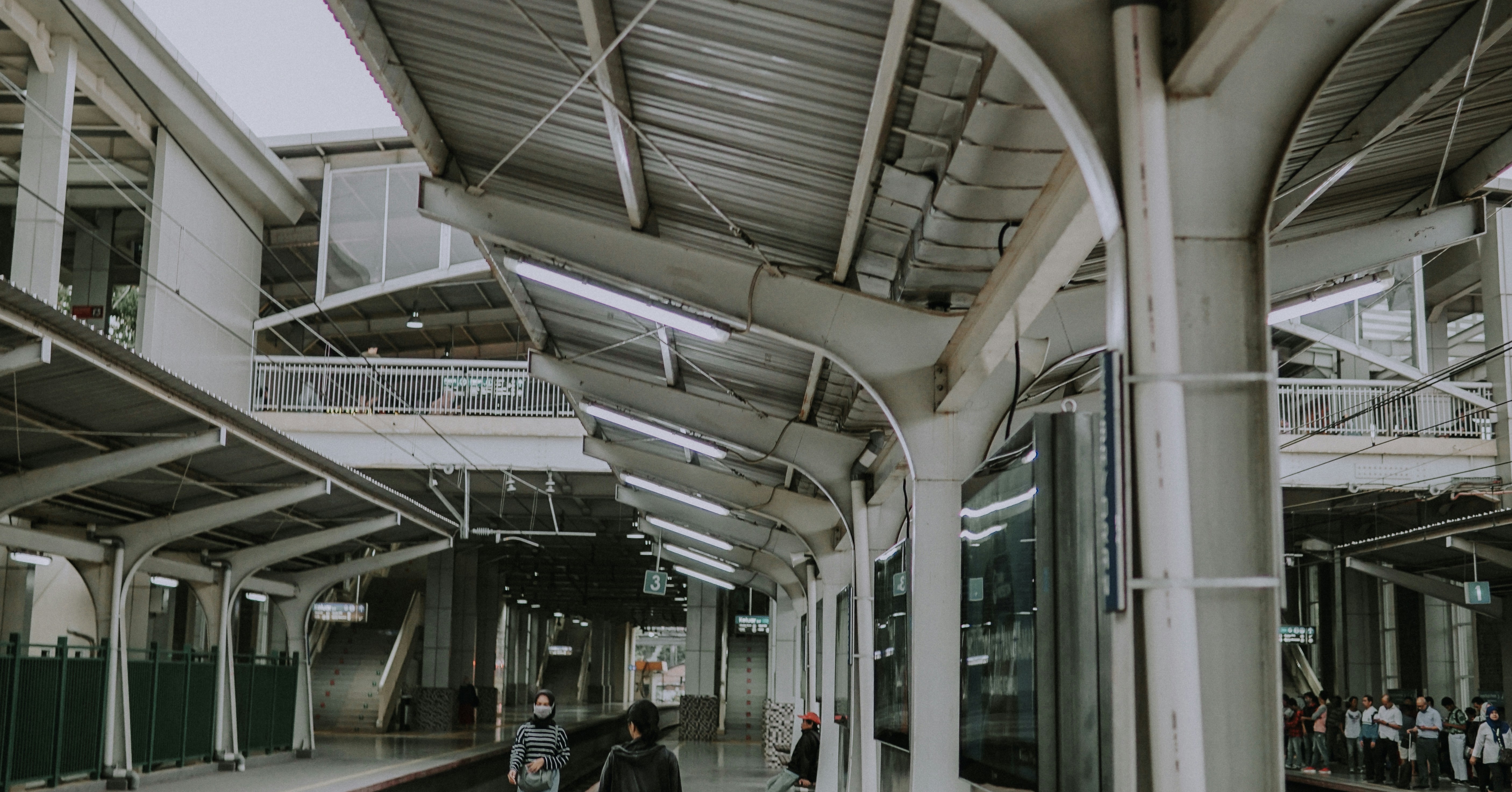 Montatura in metallo nero e grigio