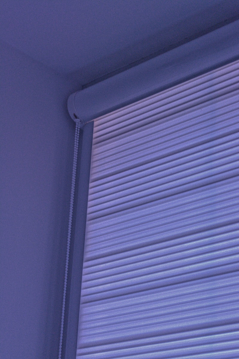 Kontrastowe żaluzje na dużym oknie