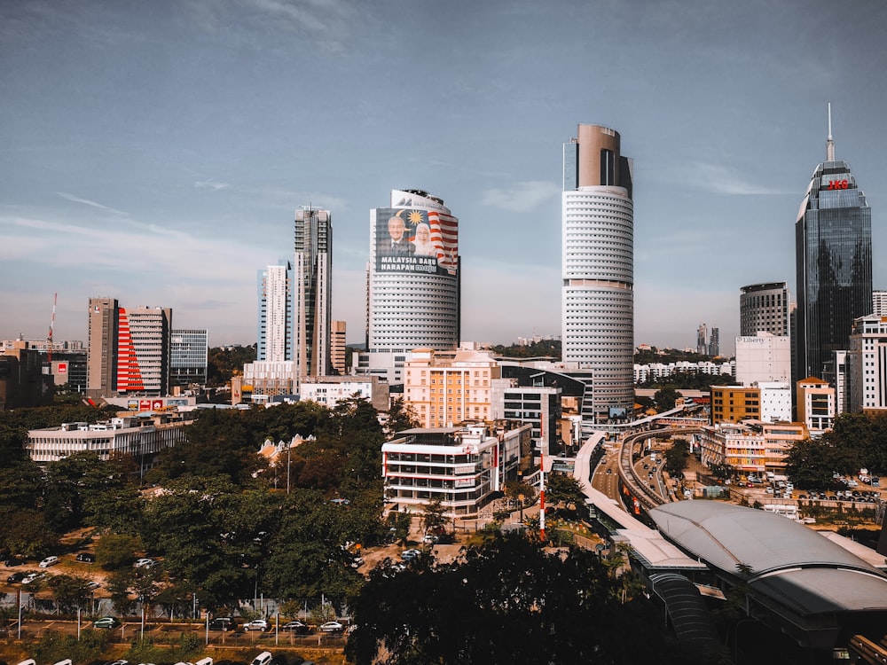 edifícios da cidade durante o dia