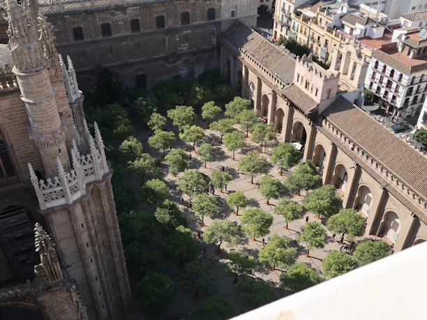 Vista aérea del convento histórico mostrando sus patios y jardines interiores.