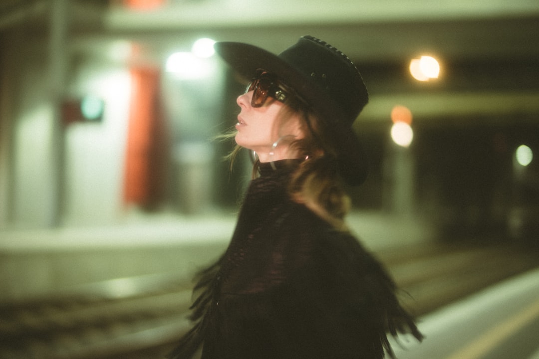 black and white cowboy hat, credit:@szvmanski<p></figure>www.instagram.com/szvmanski