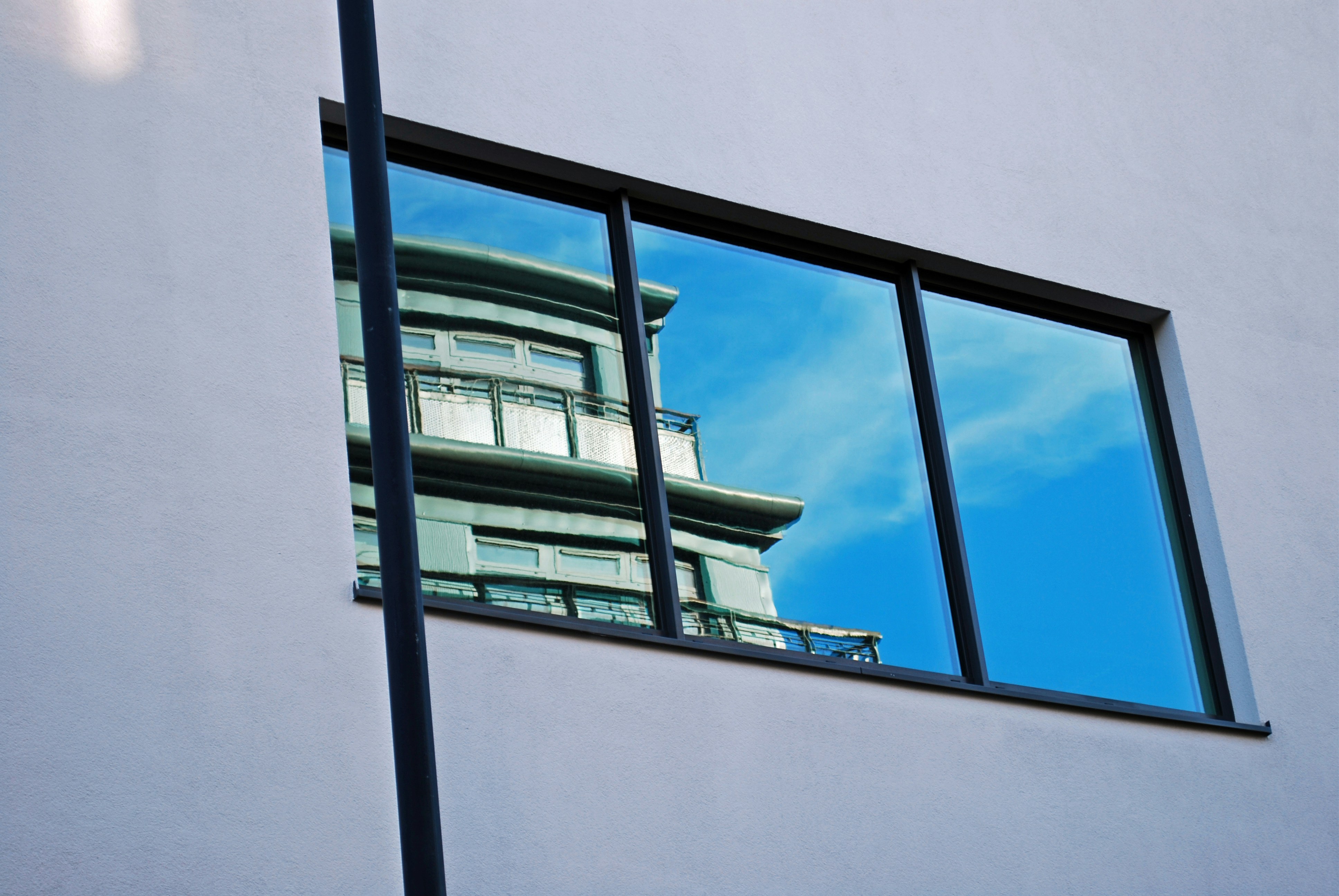 blaue und schwarze Holzschiebetür