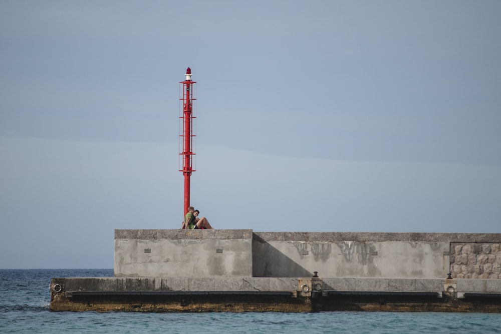 Bâtiment en béton blanc et rouge