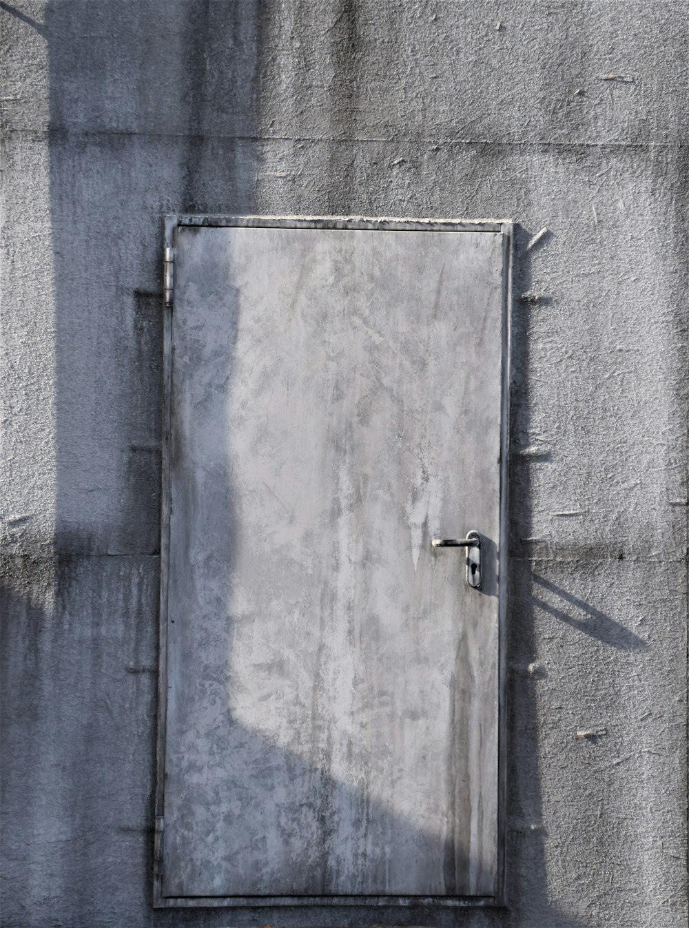 Porta de metal cinza com alavanca da porta