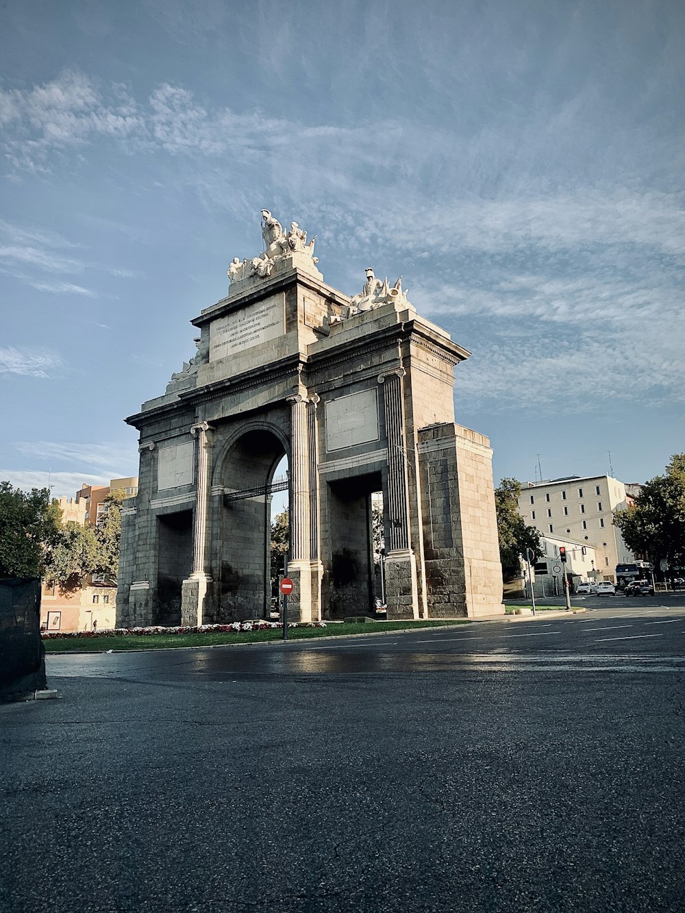 edificio in cemento grigio e bianco