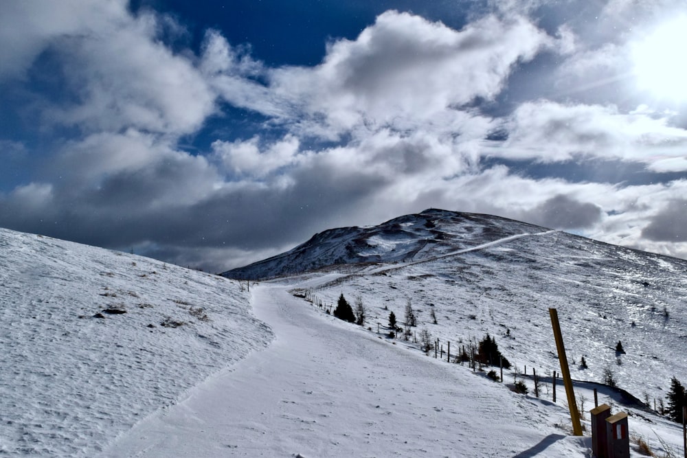 weiß und schwarz schneebedeckter Berg