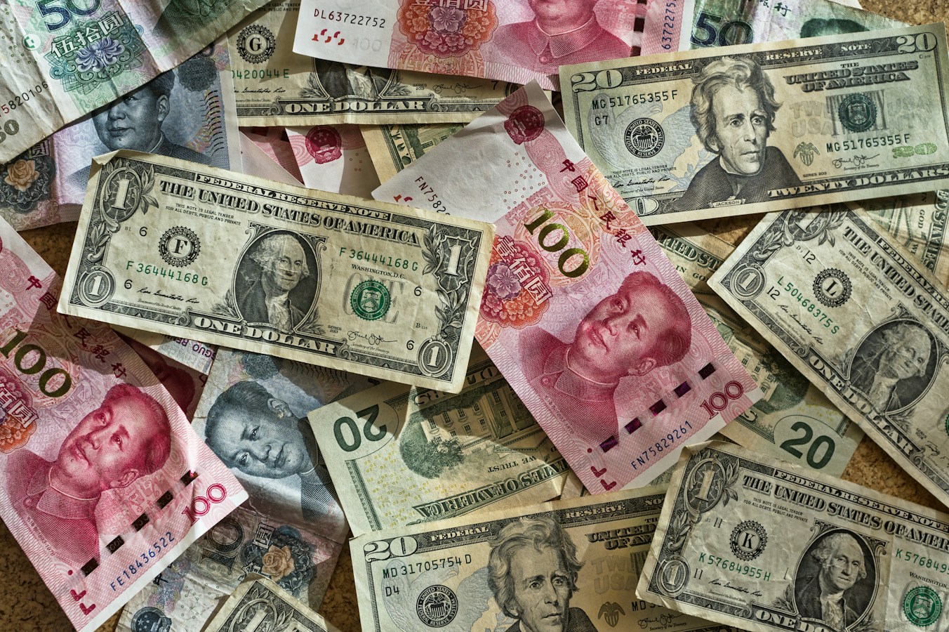 Billetes de distintas denominaciones ordenados sobre una superficie