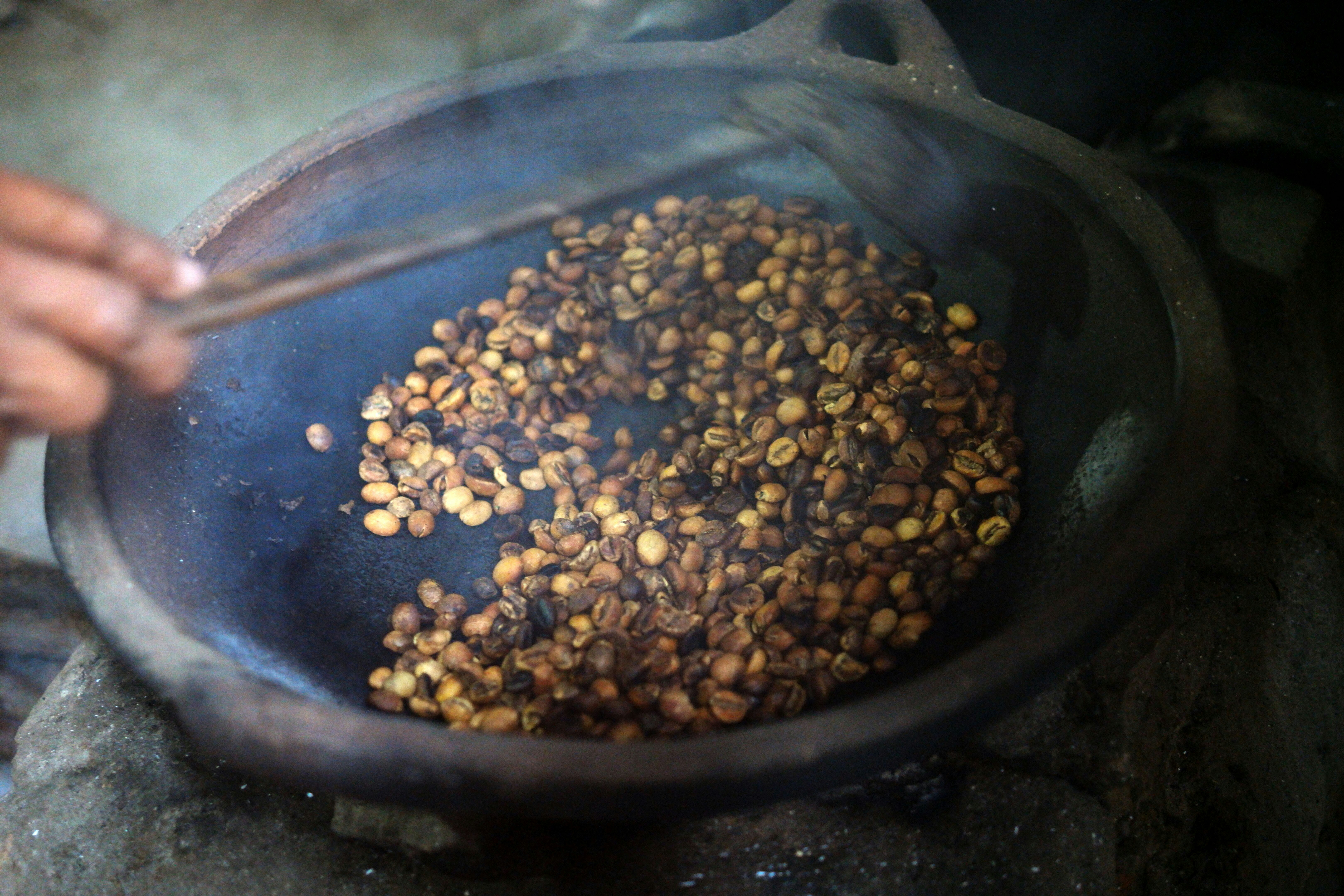 Why Street Vendor Chole Tastes Like Magic (And What's Actually Going On Behind That Cart)