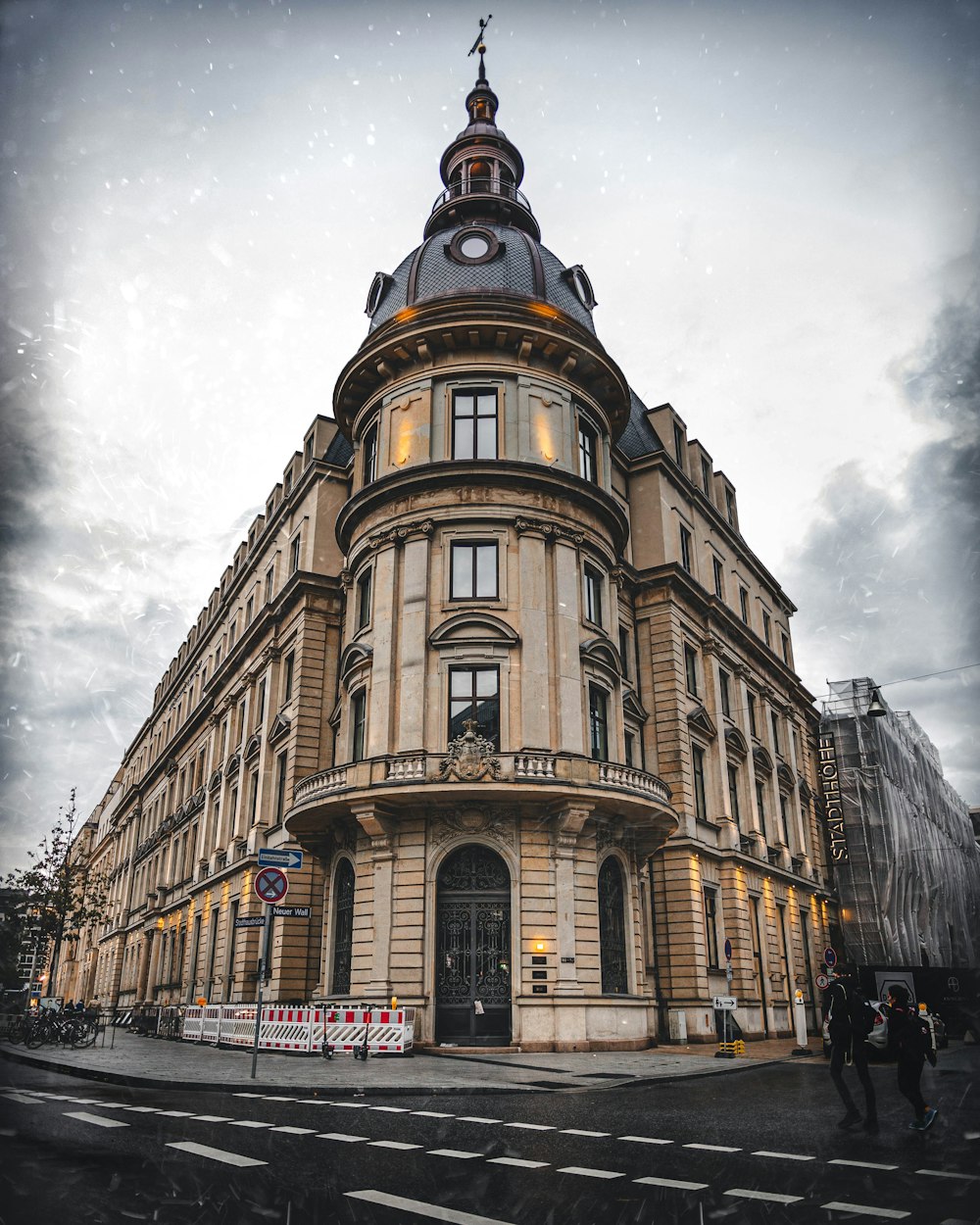 bâtiment en béton brun pendant la journée