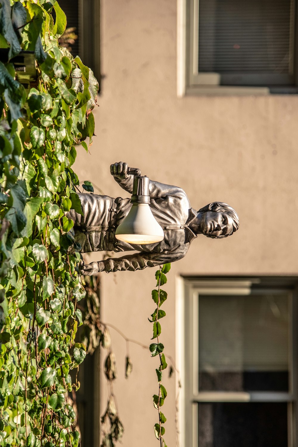 Estatua Hombre Sosteniendo Luz Cerca Del Edificio