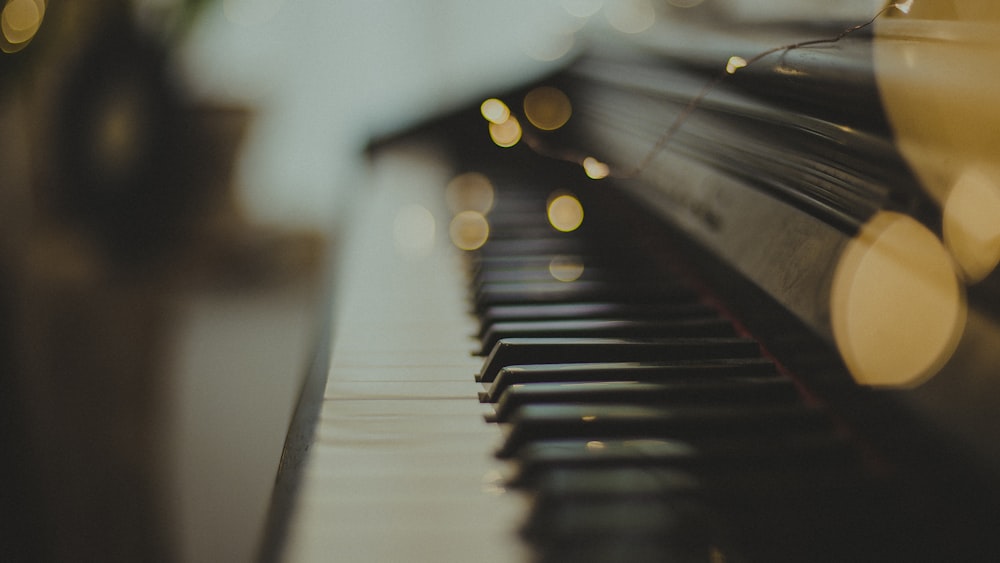 Fotografia a fuoco selettiva dei tasti di legno neri del pianoforte