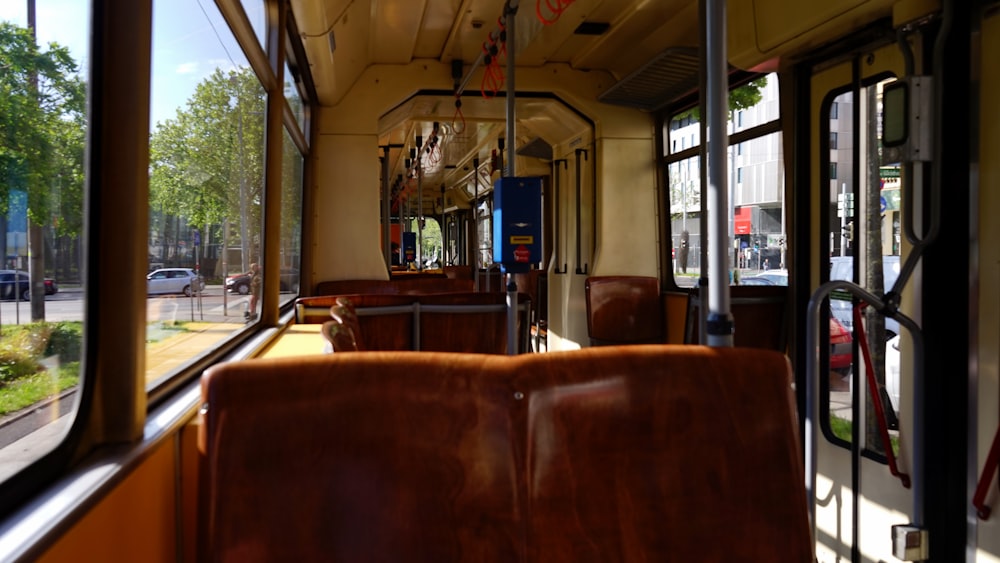 autobús vacío en la carretera