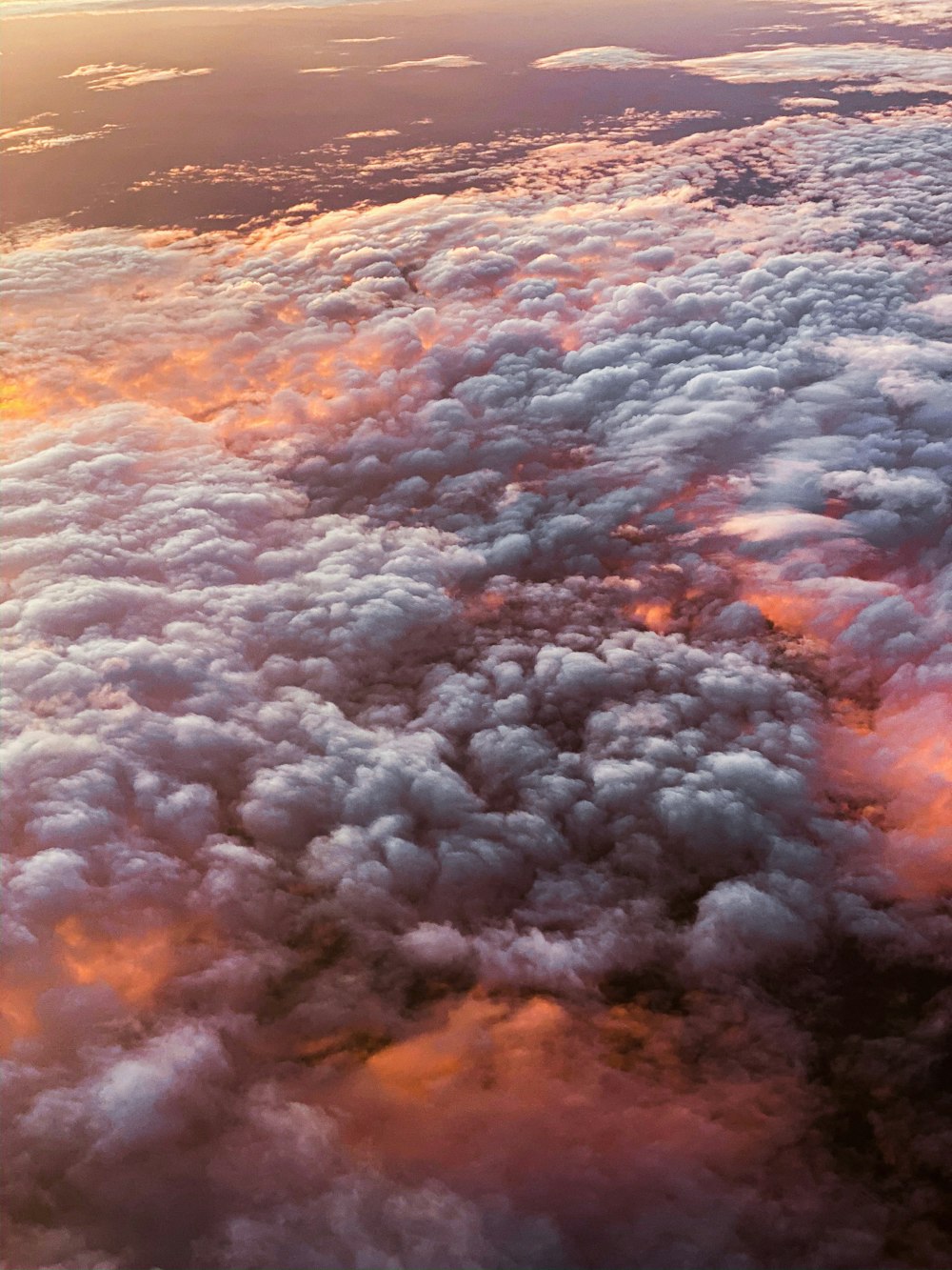 Une vue des nuages depuis une fenêtre d’avion