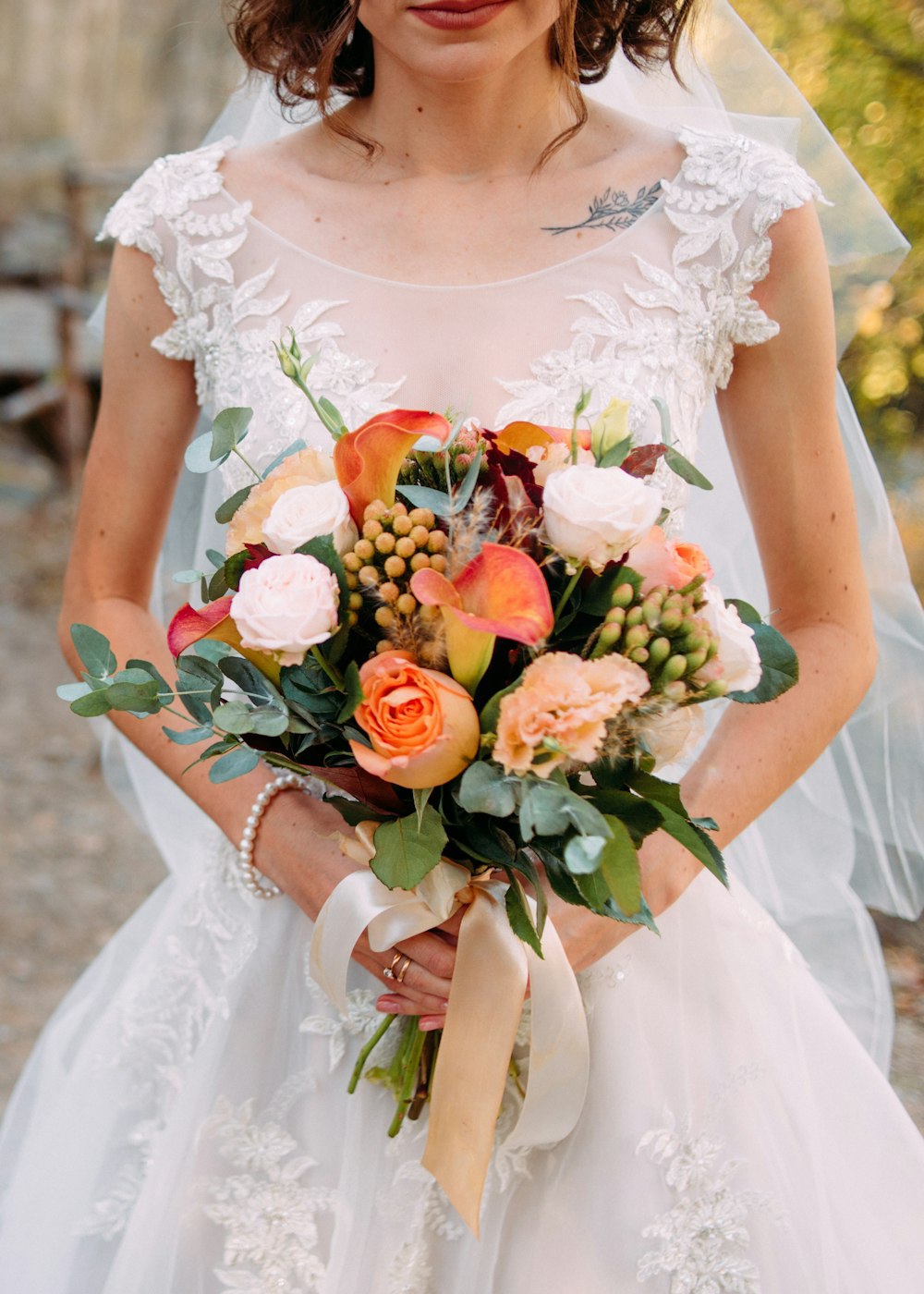 Photographie sélective de la mariée tenant un bouquet de fleurs