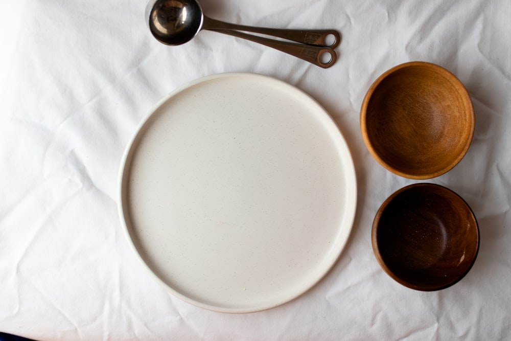 white tray and two brown bowls