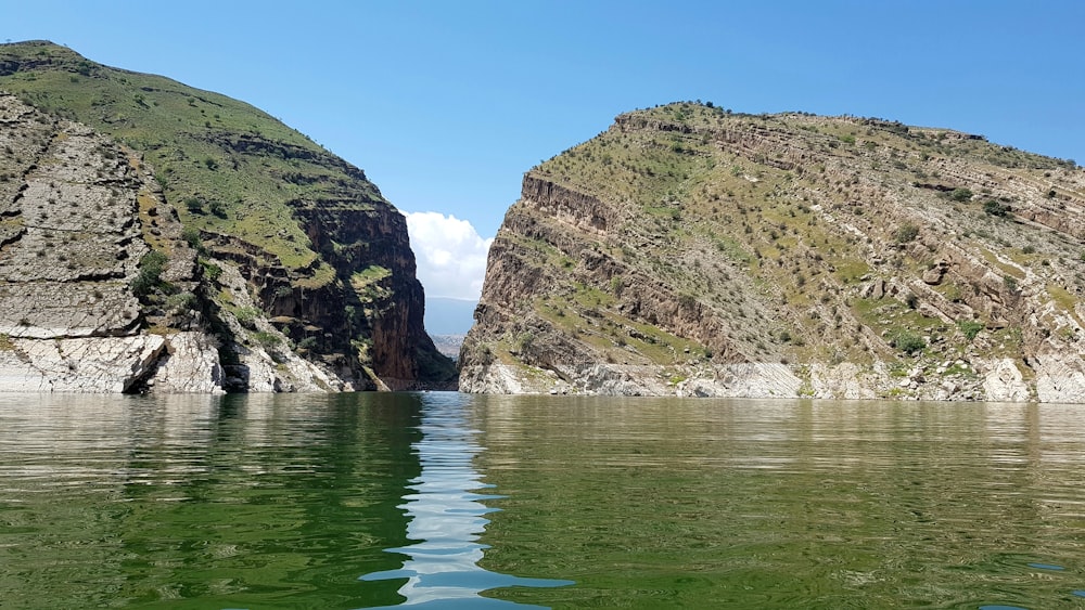 colina al lado del cuerpo de agua