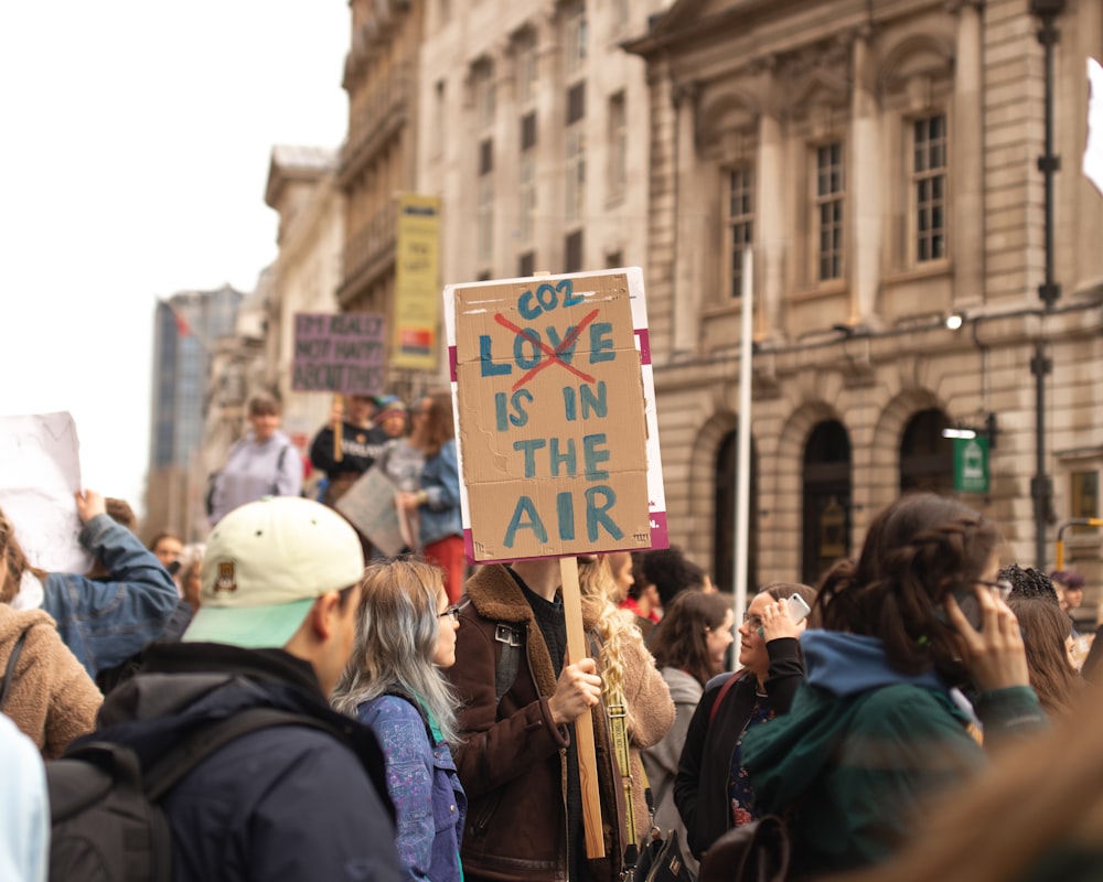 Person mit CO2-Liebe liegt in der Luft Beschilderung